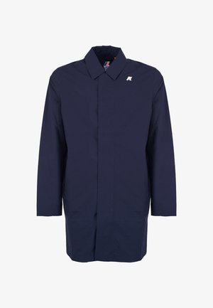 Granatowy płaszcz z długim rękawem, kołnierzem, ukrytymi z przodu guzikami i małym białym logo na górnej lewej stronie klatki piersiowej.