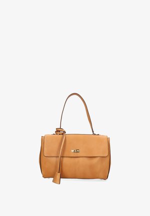 Handtasche aus cognacfarbenem Leder mit einem einzelnen Schulterriemen, Klappe und goldfarbenem Drehverschluss, vor weißem Hintergrund.