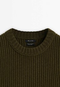 Pull col rond côtelé en laine et cachemire vert foncé avec étiquette Massimo Dutti cousue à l'intérieur du col.