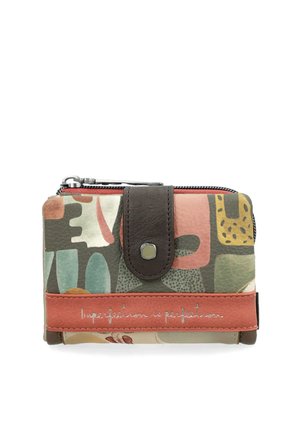 Mały portfel z abstrakcyjnym, wielokolorowym wzorem, brązowym zatrzaskiem, suwakiem u góry i naszytym na przednim pasku napisem „Niedoskonałość to doskonałość”.