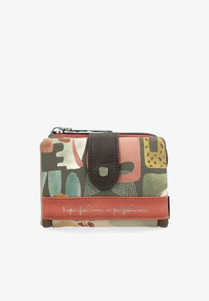 Kleine Geldbörse mit abstraktem mehrfarbigem Muster, braunem Druckknopfverschluss, Reißverschluss oben und "Unvollkommenheit ist Vollkommenheit" auf dem vorderen Band gestickt.