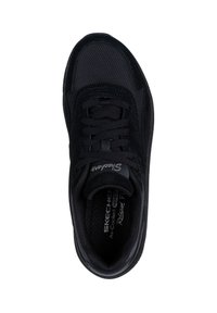 Sneaker nera con tomaia in mesh e dettagli in suede, punta tonda, design a trama, chiusura con lacci e branding discreto sulla linguetta.