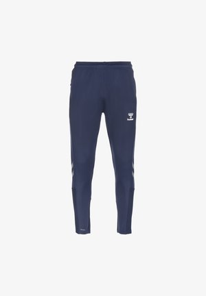 Pantaloni sportivi navy con vestibilità slim, vita elastica, strisce accentate grigio chiaro e un logo posizionato sulla coscia sinistra. Texture liscia.