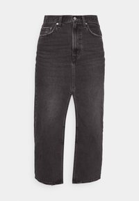 Černá džínová sukně s rovným střihem, délkou do poloviny stehen a předním rozparkem. Má standardní pas a kapsy.