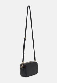 Borsa a tracolla in pelle nera con forma rettangolare, texture liscia, zip dorata e tracolla regolabile. Design minimalista senza motivi.