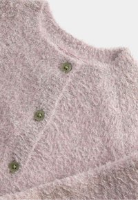 Suéter rosa fuzzoso con una textura que presenta fibras metálicas, un escote redondo y tres botones de color verde oliva en la parte frontal.