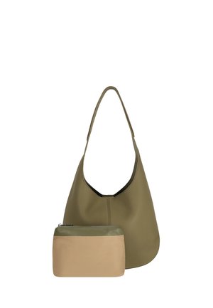 Skuldertaske i olivengrønt tekstureret læder med bred rem, kombineret med en lille beige og olivengrøn lynlåspung foran.