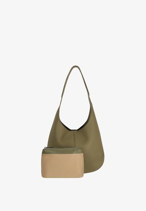 Olivgrüne, strukturierte Lederschultertasche mit breitem Träger, kombiniert mit einer kleinen beigen und olivfarbenen Reißverschlusstasche vorne.