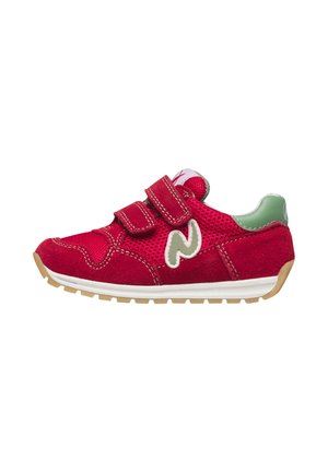 Scarpa da ginnastica rossa per bambini con tallone verde, suola bianca, due cinturini in Velcro e logo bianco sul lato.