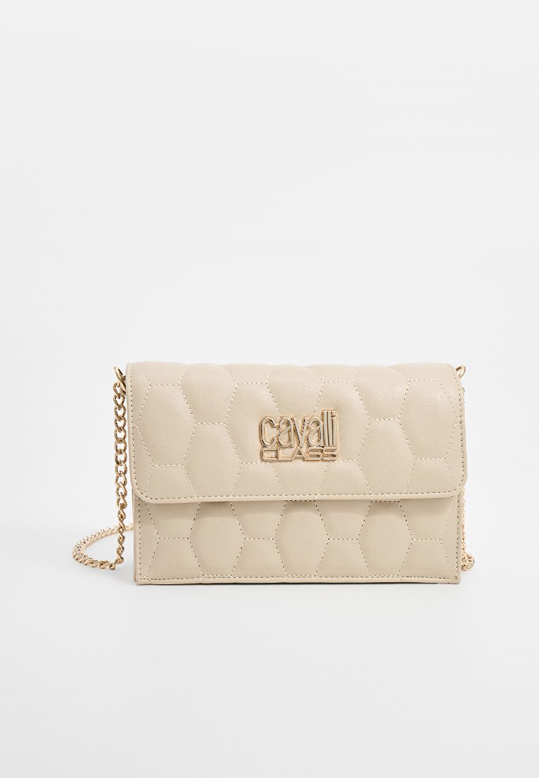 Bolso de mano de imitación de cuero beige con un patrón de acolchado hexagonal, correa de cadena dorada y acento de logo dorado en la parte delantera. Forma delgada y rectangular.