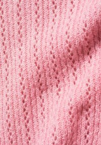 Weiches, rosa Strickgewebe mit einem zarten Lochmuster aus vertikalen Reihen und feiner Struktur. Dehnbares und leichtes Material.