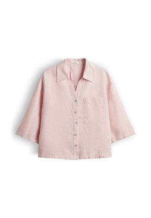 Camicia rosa chiaro a maniche corte con bottoni, una tasca sul petto e colletto appuntito, mostrata distesa su sfondo bianco.