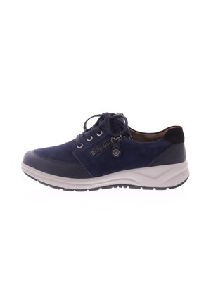 Navyblauwe suède sneaker met een ronde neus, vetersluiting, ritsaccent aan de zijkant en een dikke grijze rubberen zool.