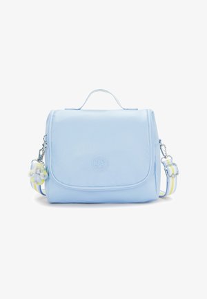 Sac à bandoulière bleu clair avec poignée supérieure, rabat avant, sangle rayée réglable et un petit porte-clés en peluche attaché sur le côté.