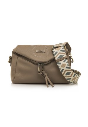 Borsa a tracolla in pelle marrone con chiusura a zip, caratterizzata da una tracolla con motivo e dettagli del logo impressi sul davanti.