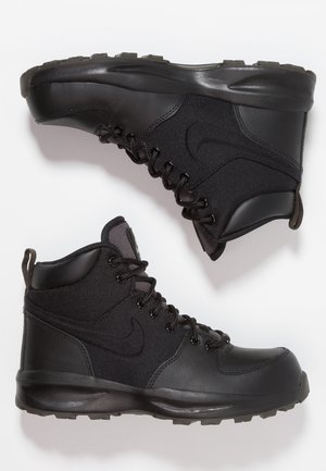Czarne wysokie buty trekkingowe Nike z teksturowanym materiałem i skórzanymi panelami, z przodu sznurowane, z wyściełanym kołnierzem i solidną gumową podeszwą.