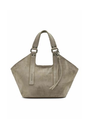 Beige Wildleder-Tote-Tasche mit breiten, geflochtenen Griffen, rechteckigen Metallringen und einem geknoteten Quasten-Anhänger an einem Griff.