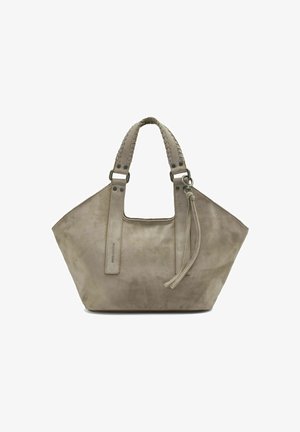 Beige Wildleder-Tote-Tasche mit breiten, geflochtenen Griffen, rechteckigen Metallringen und einem geknoteten Quasten-Anhänger an einem Griff.