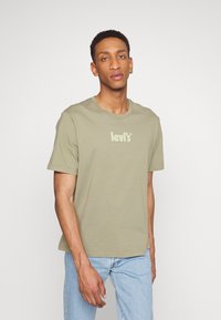 Levi's® SS RELAXED FIT TEE - T-shirt estampada - olive