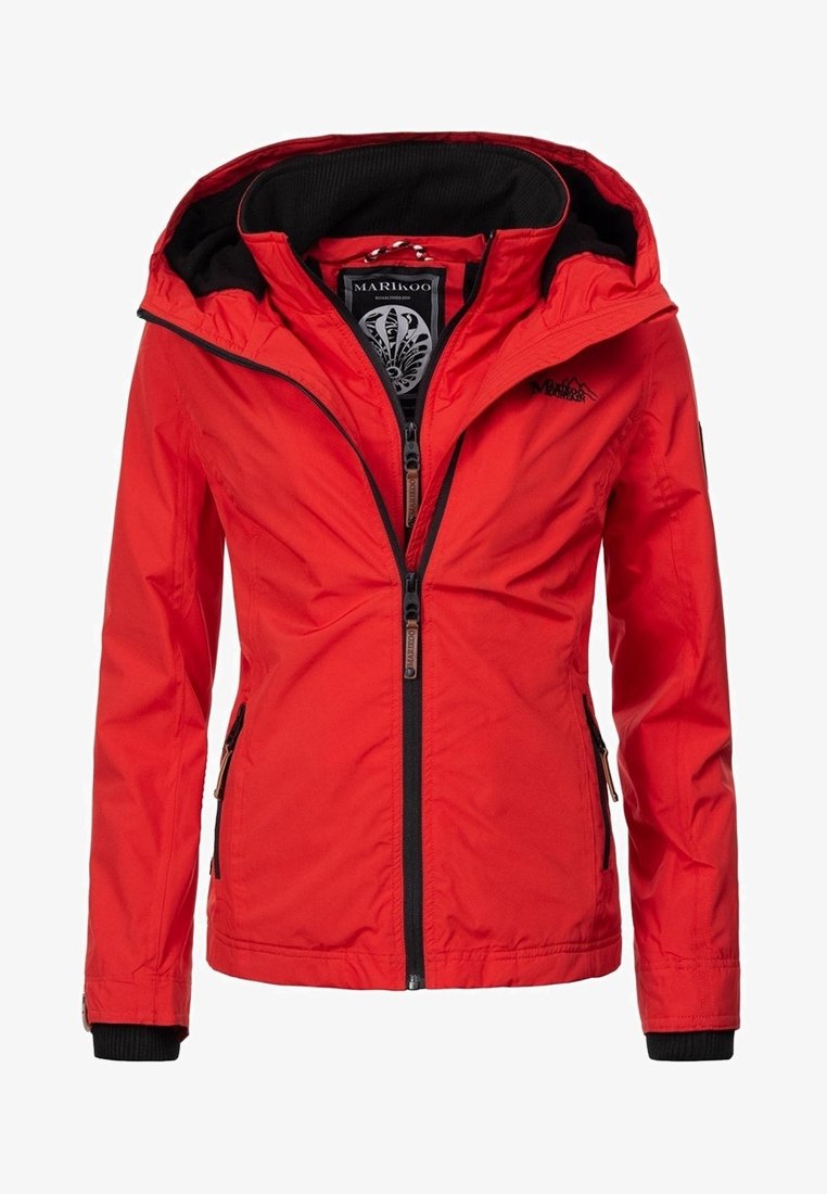 Červená voděodolná bunda s černou podšívkou, nastavitelnou kapucí, předním zipem a bočními kapsami. Na hrudi a rukávu má logo.
