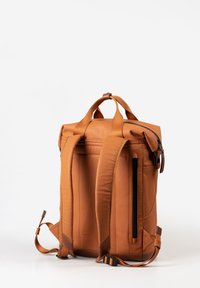 Zaino in tessuto marrone durevole con doppie spalline, maniglia superiore, chiusura con zip e tasca laterale con zip. Design strutturato con minimi accenti.