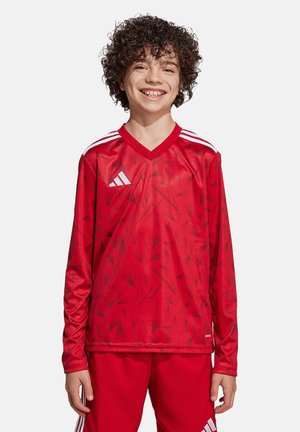 Rotes Langarm-Fußballtrikot mit geometrischem Muster, aus glattem Material gefertigt. Mit weißen Akzenten an den Schultern und dem Halsausschnitt.