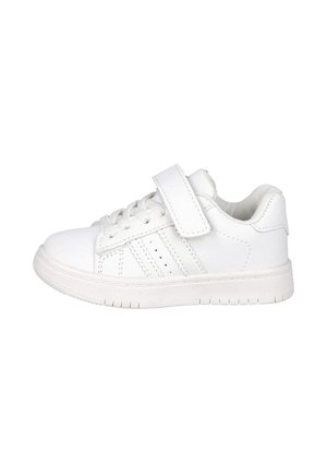 Zapatilla blanca de caña baja con cordones y una única tira de velcro, cuello acolchado y suela de goma texturizada, vista lateral sobre fondo blanco.