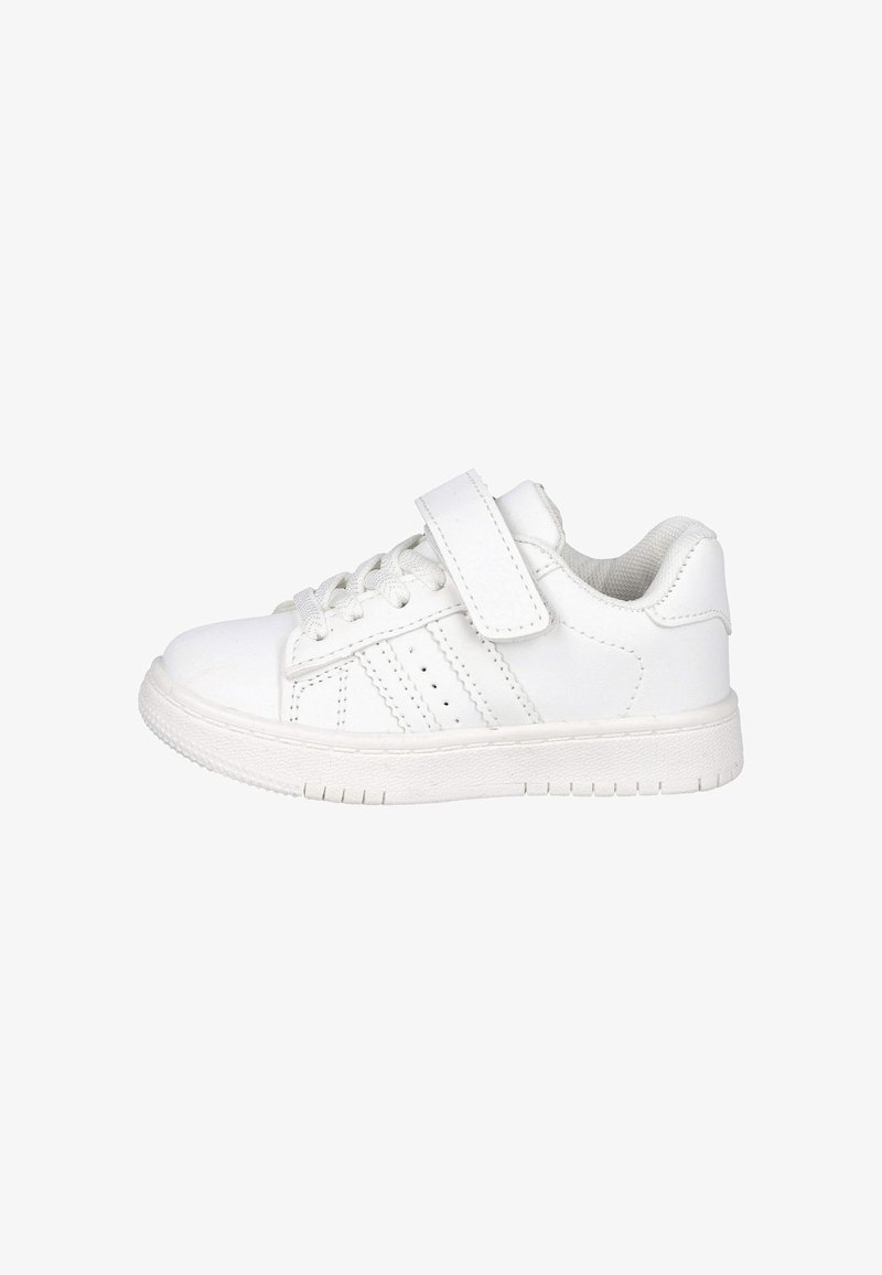 Zapatilla blanca de caña baja con cordones y una única tira de velcro, cuello acolchado y suela de goma texturizada, vista lateral sobre fondo blanco.
