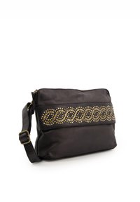 Schwarze Lederhandtasche mit Reißverschluss, die ein dekoratives, goldgenietetes Kettenmuster auf der Vorderseite aufweist. Verstellbarer Schultergurt enthalten.
