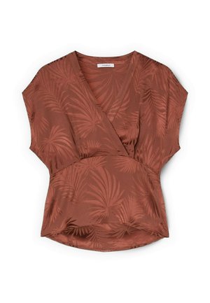 Blouse marron à manches courtes avec col en V et motif subtil de feuilles de palmier, présentant une taille froncée et un ourlet légèrement courbé.