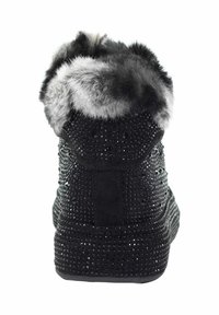 Czarny sneaker z teksturowaną cholewką pokrytą cyrkoniami, z pluszowym szarym kołnierzem i solidną czarną podeszwą.