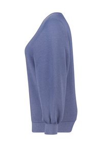 Lichtblauwe pullovertrui met een ronde halslijn, verlaagde schouders en geribde manchetten. Zachte textuur met een subtiel glinsterend patroon.