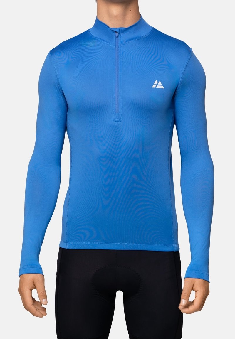Jersey de ciclismo azul de manga larga para hombre con cremallera frontal, logotipo triangular en el pecho, combinado con pantalones cortos de ciclismo negros acolchados.