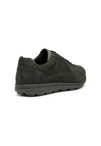 Zapatilla de ante gris oscuro con una textura suave, puntera redondeada, perfil bajo y suela de goma con un diseño de banda para tracción.