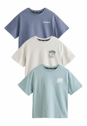 Drei kurzärmelige T-Shirts mit Rundhalsausschnitt in Blau, Beige und hellem Türkis, jeweils mit kleinem AllSaints-Logo auf der Brust.