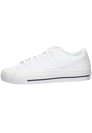 Zapatillas blancas con un upper de cuero texturizado, cordones planos, cuello acolchado y una franja negra en la mediasuela de goma. Adecuadas para uso casual.