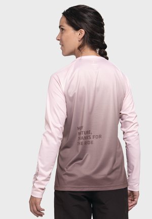 Langarmshirt mit einem Farbverlauf von Hellrosa nach Braun, mit Mesh-Textur und einer aufgedruckten Botschaft auf dem Rücken in Dunkelbraun.