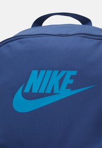 Nike Sportswear HERITAGE UNISEX - Mochila - mystic navy/black/laser blue