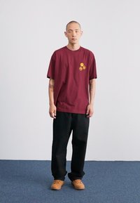 Carhartt WIP PINS - Printtipaita - malbec/orange stone washed