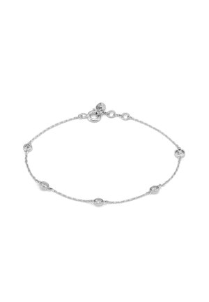 Bracelet délicat en chaîne argentée avec cinq petites pierres rondes transparentes espacées uniformément et un fermoir à ressort sur fond blanc.