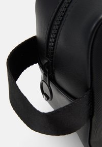 Tommy Hilfiger FOUNDATION WASHBAG UNISEX - Toilettas - black