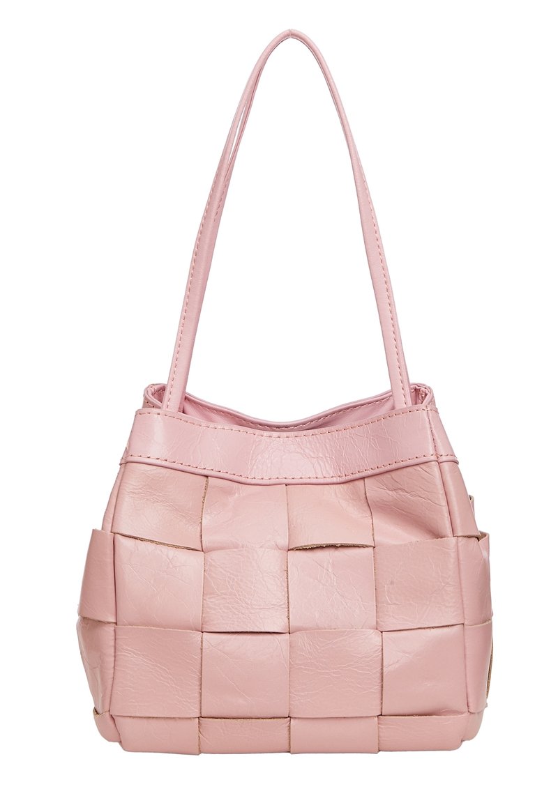 Borsa a tracolla intrecciata in pelle rosa con due manici, parte superiore arrotondata e superficie testurizzata con motivo a griglia.