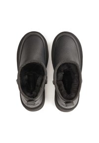Botine negre din piele cu un finisaj texturat și căptușeală din blană neagră moale. Prezintă un tab de la spate pentru a fi ușor de încălțat și o talpă plată din cauciuc.