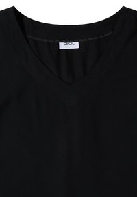 T-shirt noir à col en V avec des manches courtes et une petite étiquette blanche cousue à l'arrière du col.