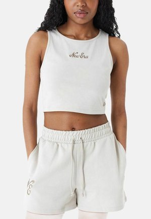 Lichtgrijze crop top met "New Era" in beige geborduurd; gecombineerd met bijpassende shorts met een elastische tailleband en zijzakken.