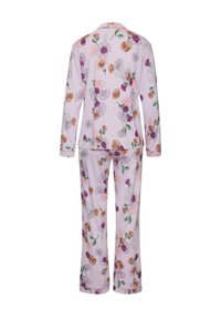 Pajama set s cvjetnim uzorkom u svijetloplavoj boji, s dugim rukavima i hlačama. Izrađen od mekanog materijala s narančastim, ljubičastim i zelenim detaljima.