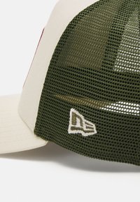 New Era SCRIPT PATCH TRUCKER UNISEX - Cappellino - cream
