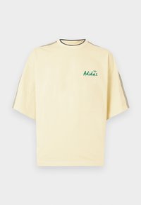 Ανοιχτόκίτρινη βαμβακερή μπλούζα με κοντά μανίκια, μαύρο λαιμόκοψη και πράσινο λογότυπο "Adidas" στο μπροστινό μέρος. Απλός, άνετος σχεδιασμός.