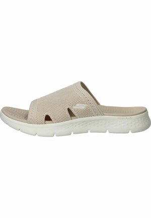 Beige instapsandaal met ademend mesh bovenwerk, gevoerde binnenzool en witte, getextureerde zool, ontworpen voor comfort en casual gebruik.
