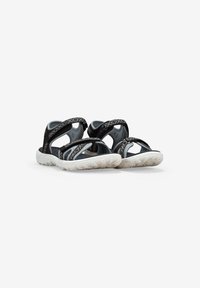 Sandales noires et grises avec une semelle rembourrée. Elles présentent des sangles entrecroisées avec un motif géométrique et une conception ouverte au niveau du talon pour une meilleure respirabilité.